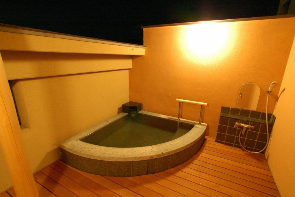 Hot spring bath