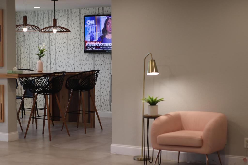 Arya Inn And Suites Photo 12