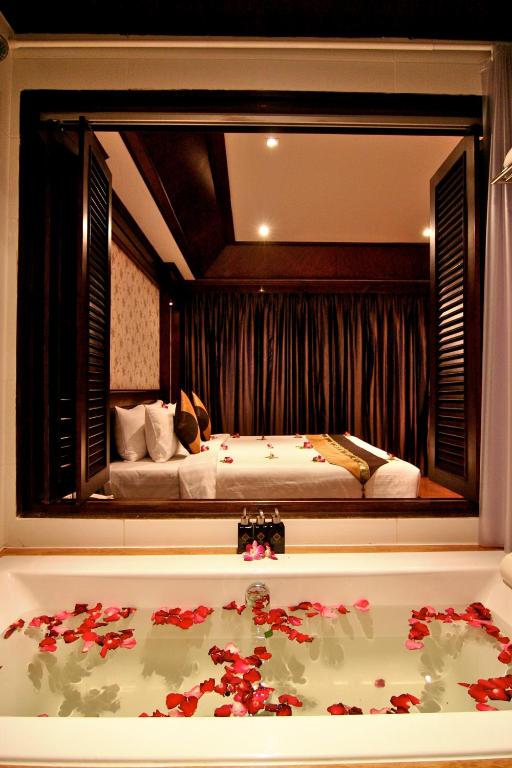 Bathroom, Rayaburi Hotel Patong in Phuket