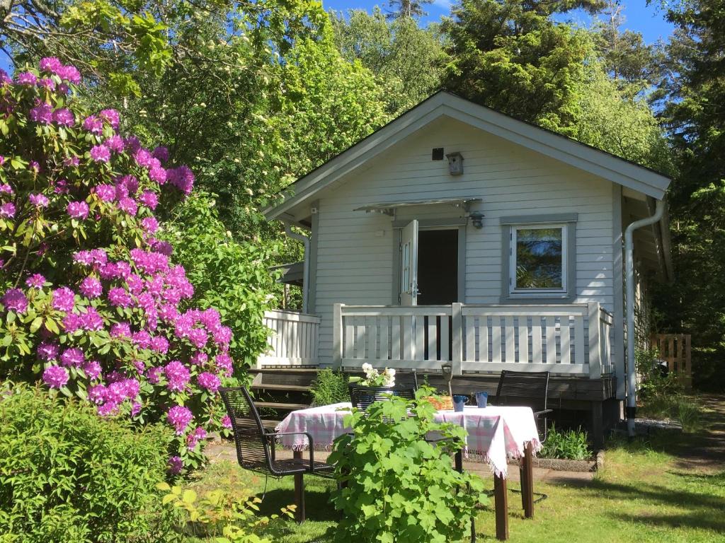 Stuga i naturskönt område på västra Tjörn