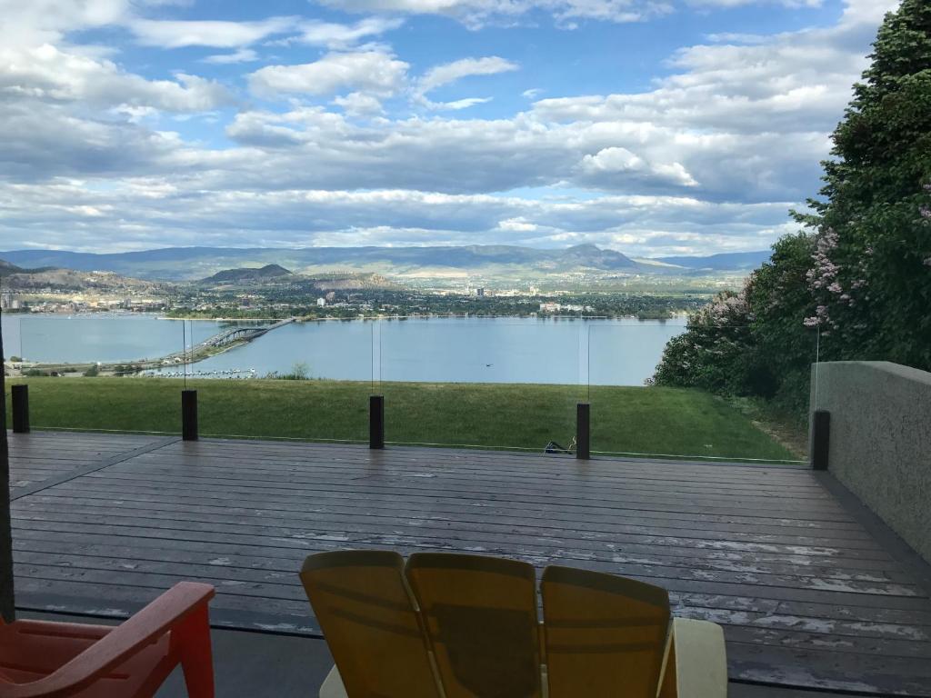 Lake and Bridge View Vacation Home photo