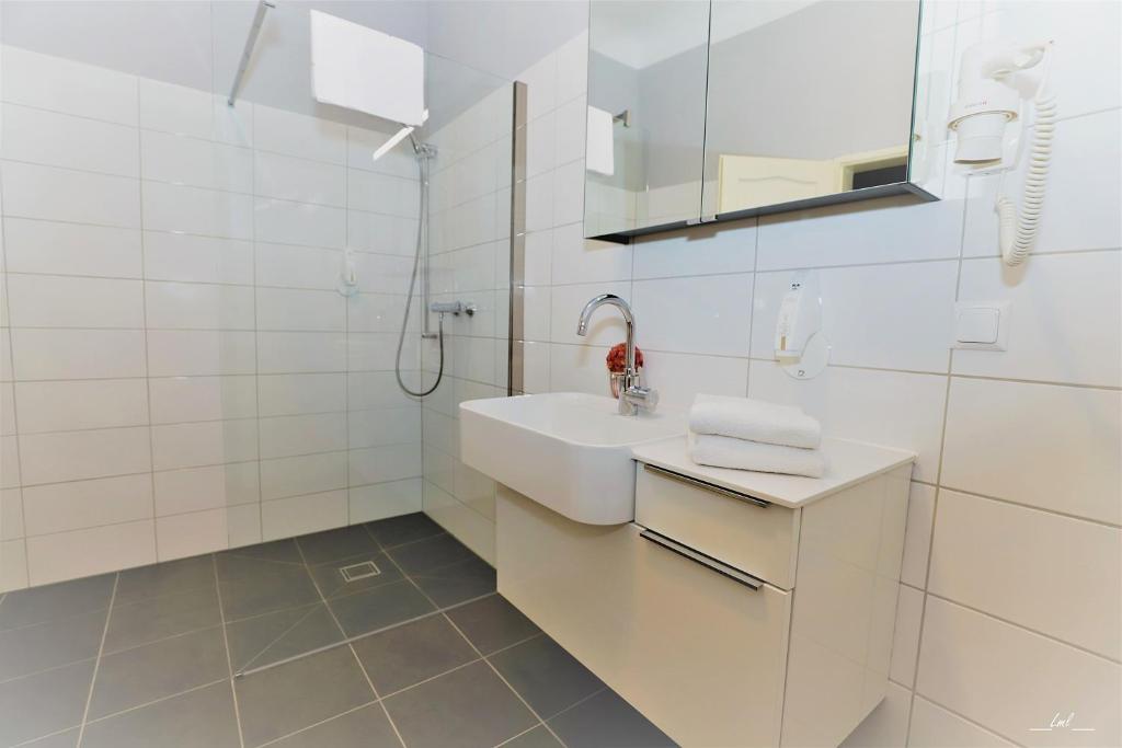 Hotel Carinthia Velden photo