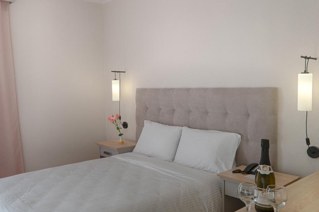 Livadi Nafsika Hotel — Hotel rooms in Dassia, Ionian Islands