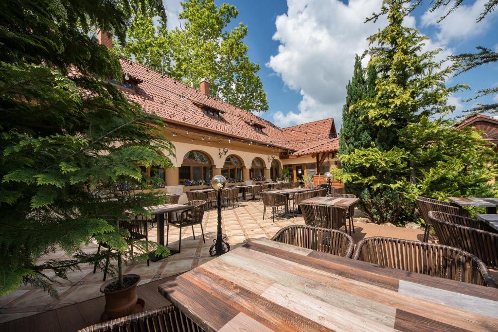 Balcony/terrace, Platan Garden Rooms & Restaurant in Hajduszoboszlo
