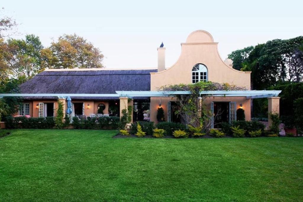 Homely Cape Dutch house with pool & mountain view, Cape Town