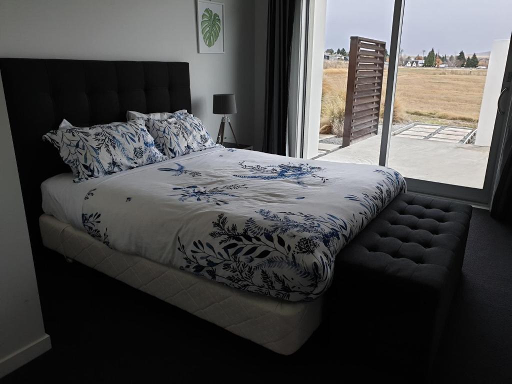 a bedroom with a bed and a window, White House in Lake Tekapo