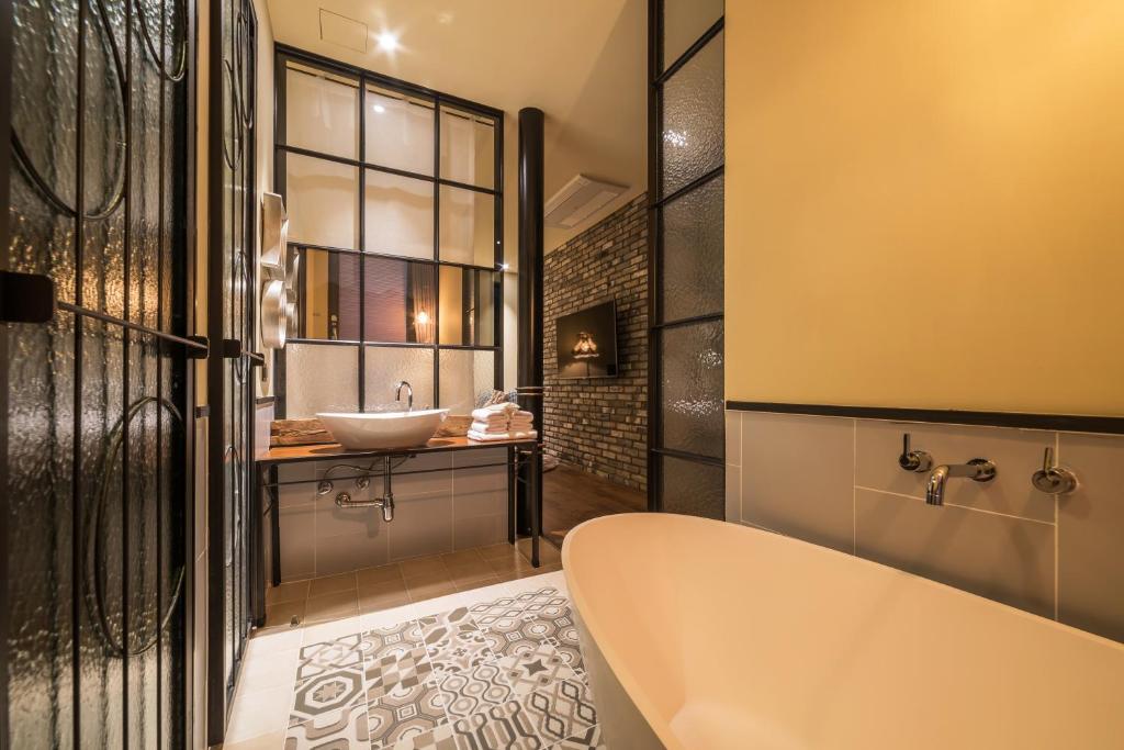 ホテル マーチ (Hotel March)