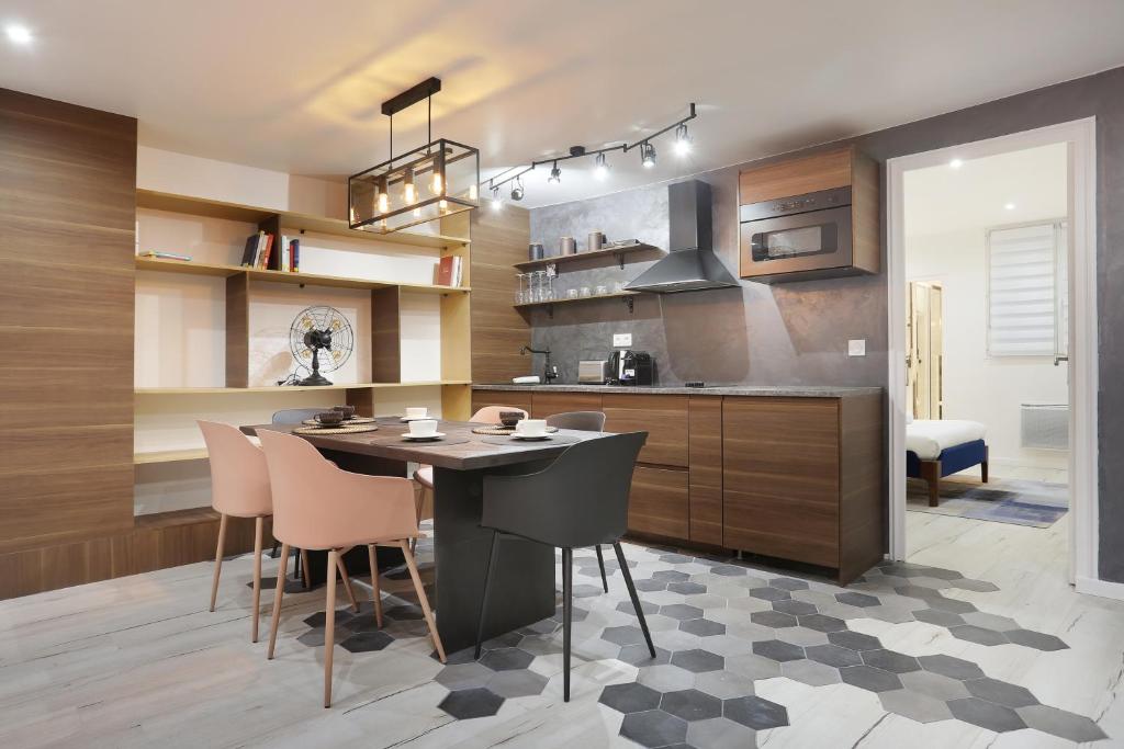 Kitchen, Rent a Room - Residence Bonne Nouvelle in Paris