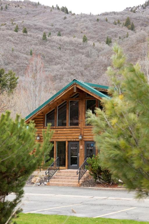 Alaskan Inn and Spa — Hotel in Ogden (UT)