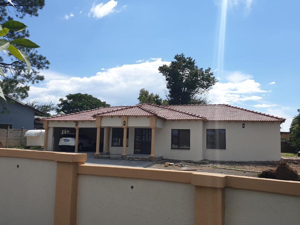 Lindo Guest house — Hotel in Estcourt