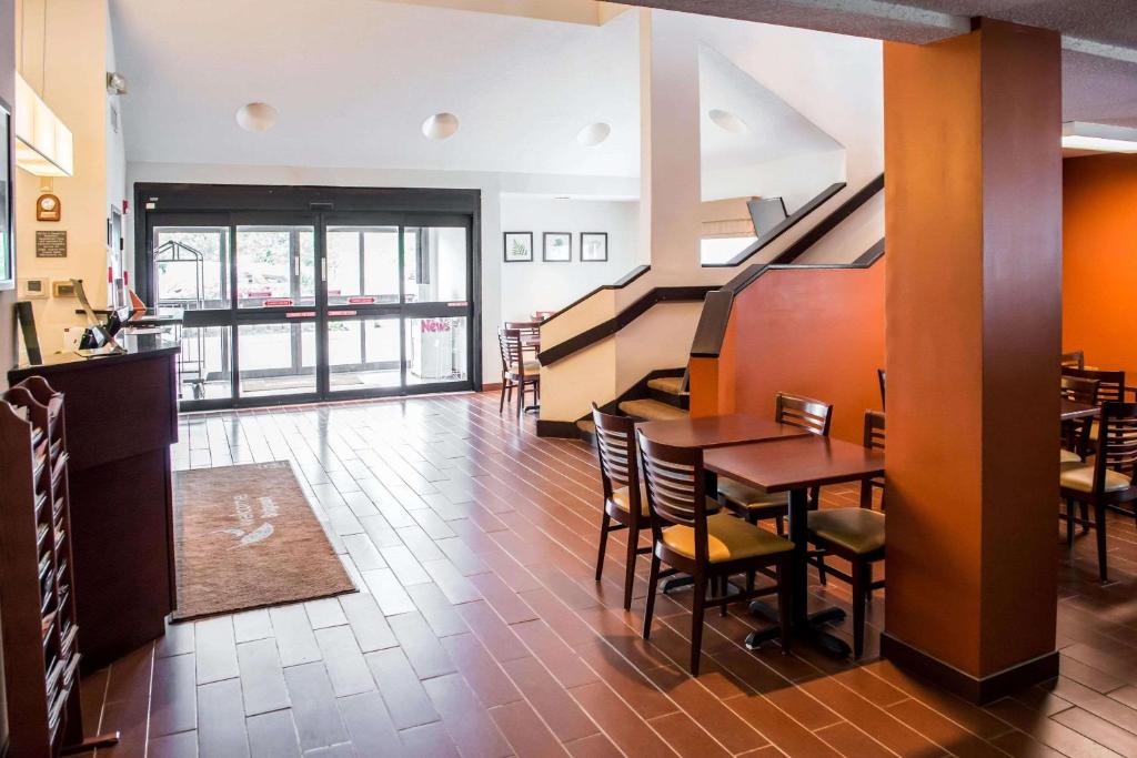 Quality Inn Bridgeport Clarksburg photo