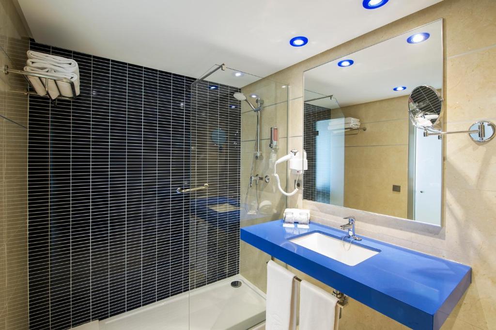 Globales Playa Estepona — Hotel rooms in Estepona, Andalusia