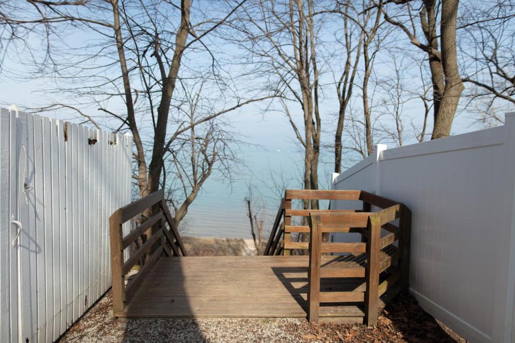 Gordon Beach Inn photo