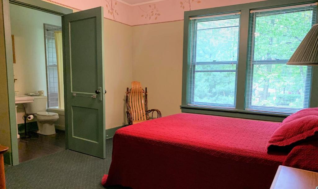 Gordon Beach Inn photo