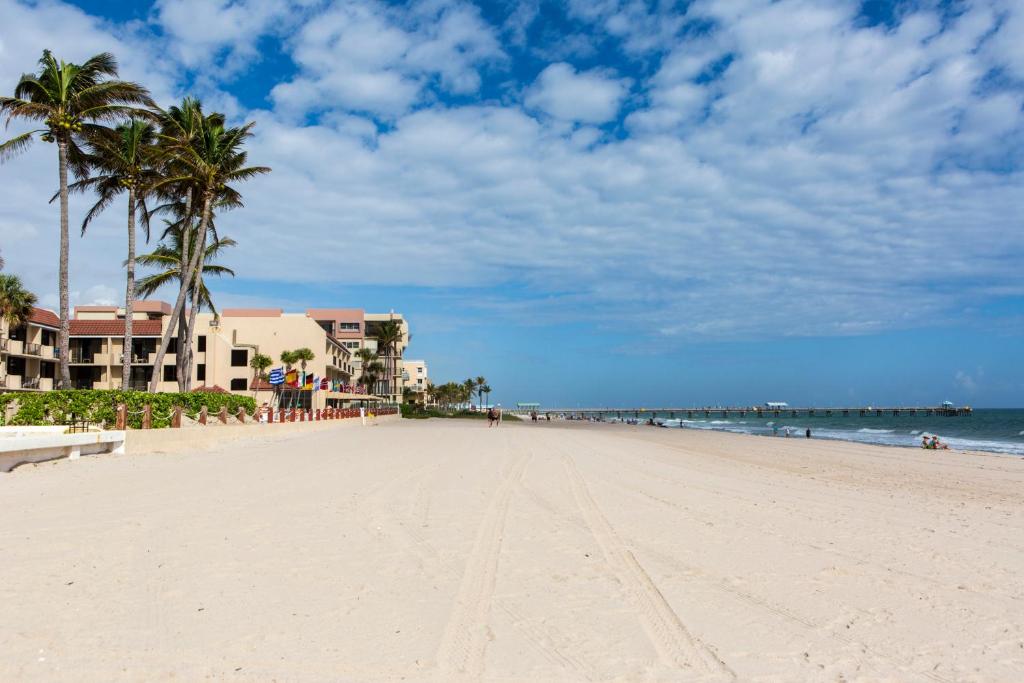 Beach, 4145 By The Sea Inn & Suites in Fort Lauderdale (FL)