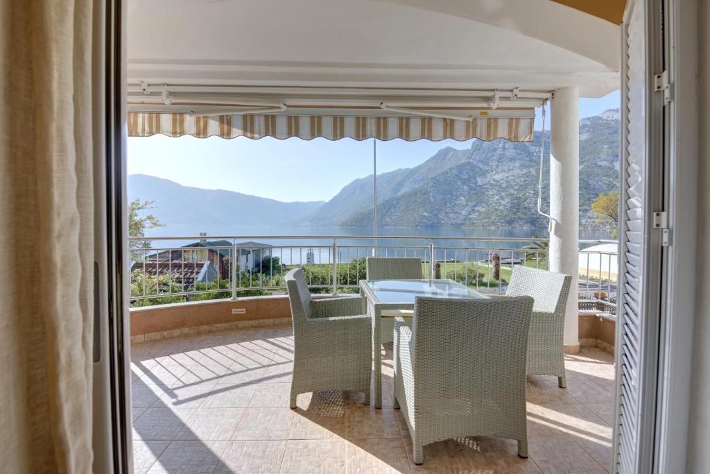 Fashion Beach Apartments — Hotel in Kotor