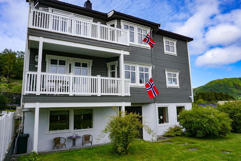 Ola Bua Near The Atlantic Road — Hotel in Lyngstad
