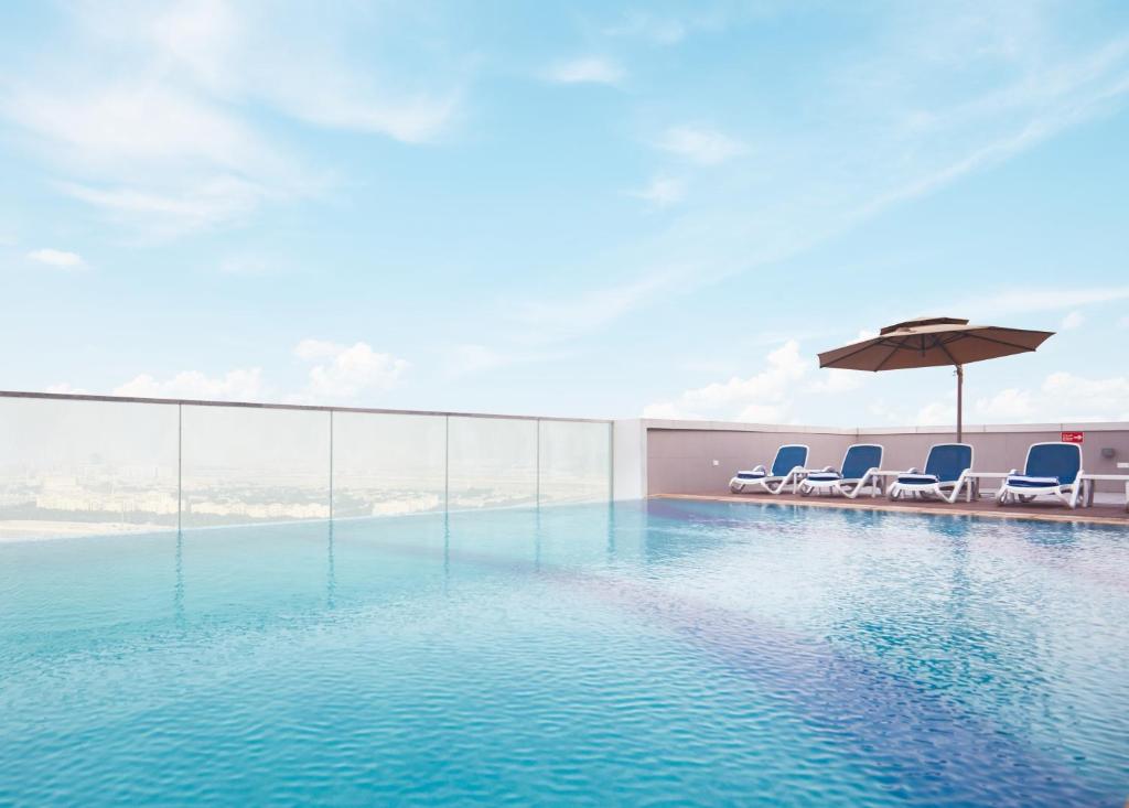 Swimming pool, Treppan Hotel & Suites by Fakhruddin in Dubai