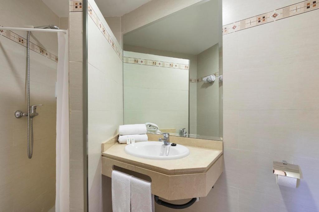 Hotel Palia La Roca — Hotel rooms in Benalmadena, Andalusia