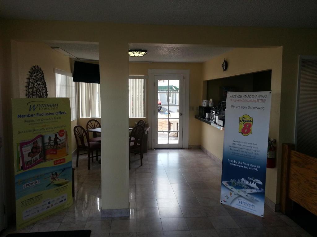 Super 8 By Wyndham Ridgecrest photo