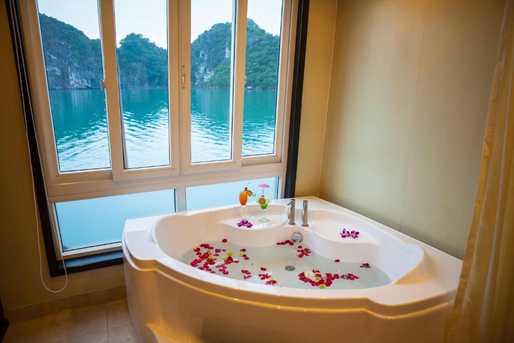 Bathroom, Dragon Legend Cruise in Hạ Long