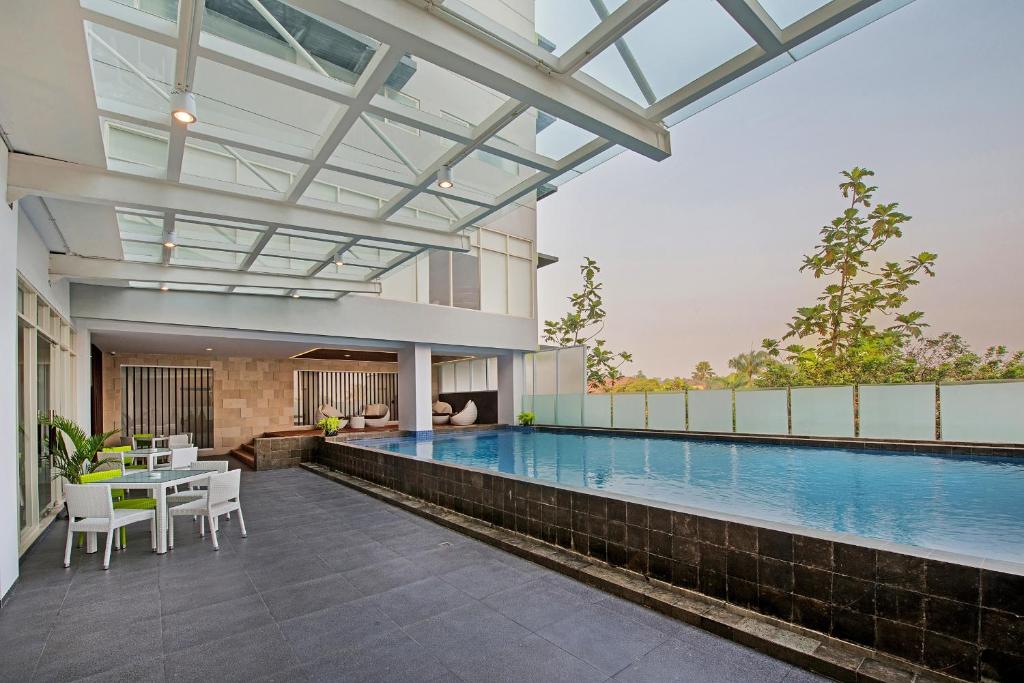 Swimming pool, Whiz Prime Hotel Pajajaran Bogor in Bogor
