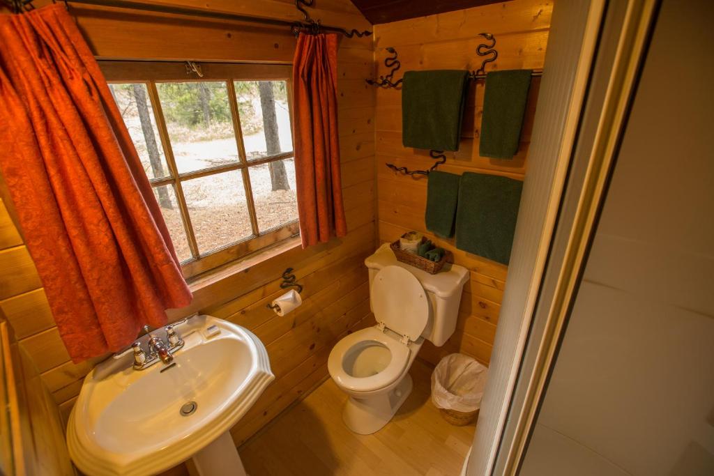Storm Mountain Lodge & Cabins photo