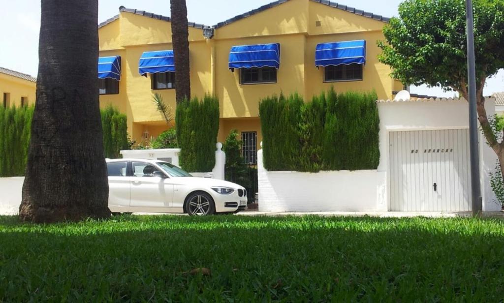 GRAN ADOSADO EN ZONA TRANQUILA CON PISCINA PRIVADA solo familias photo