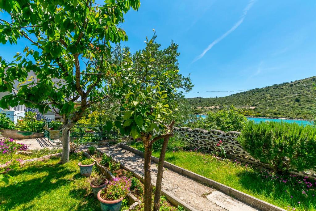 Apartment Garden by the sea, Rogoznica