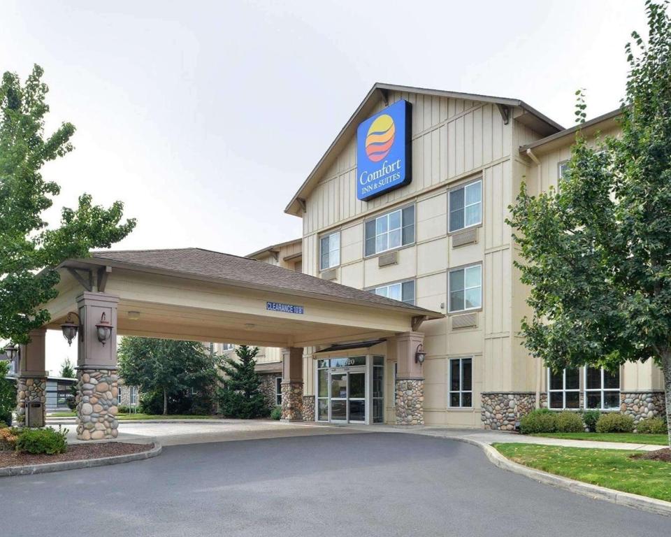 Comfort Inn & Suites McMinnville Wine Country photo