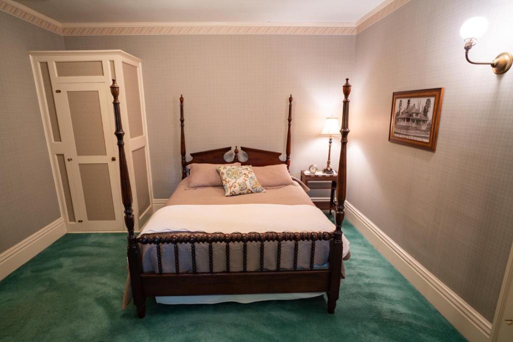 McCloud Hotel photo