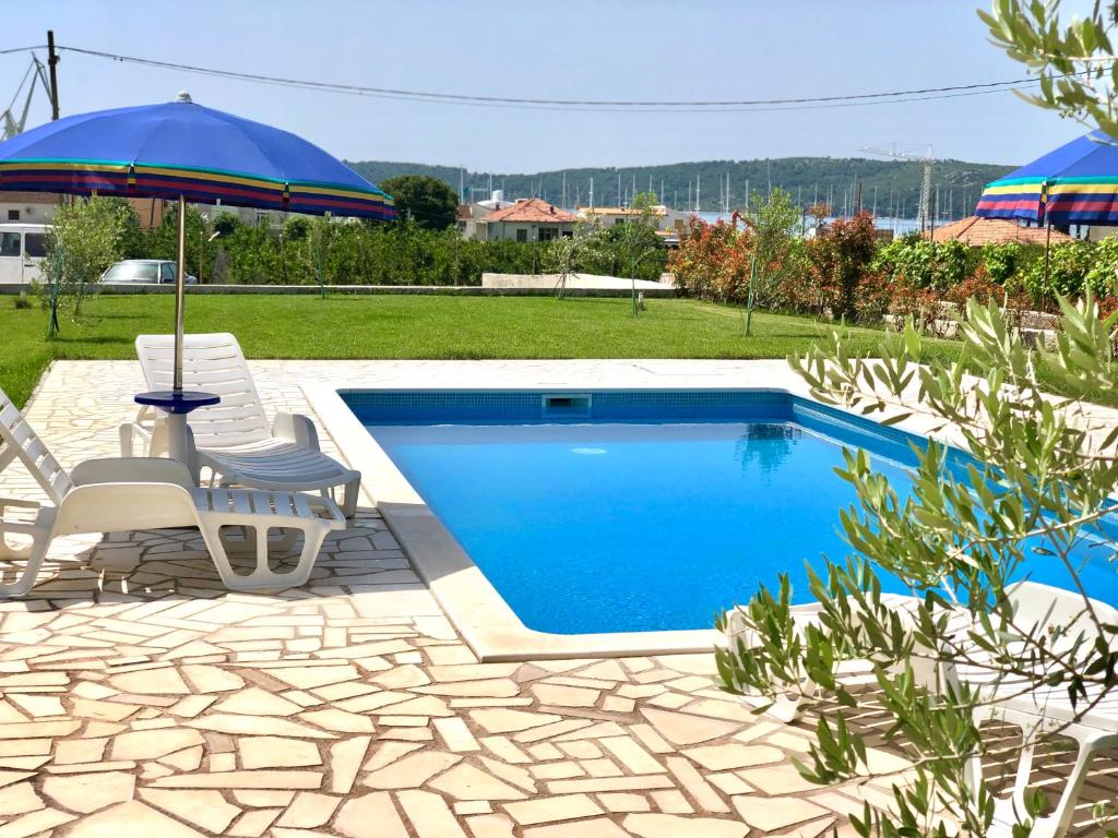 Apartments Teo — Hotel in Trogir