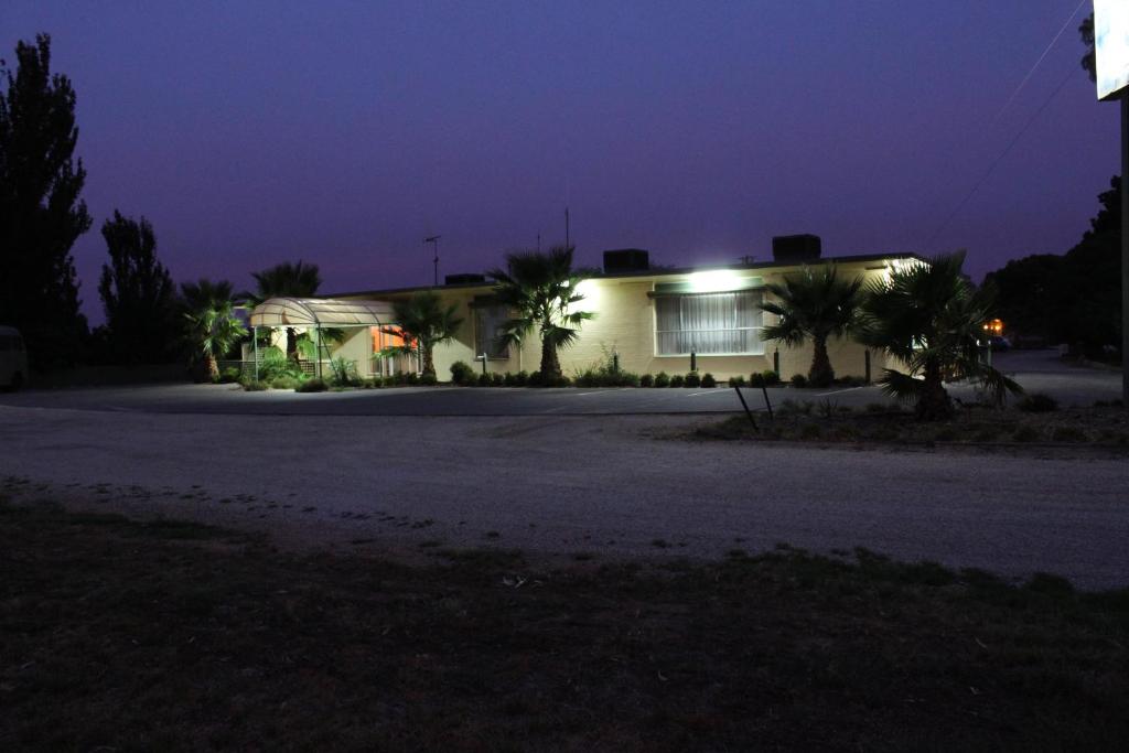Lazy River Motor Inn photo