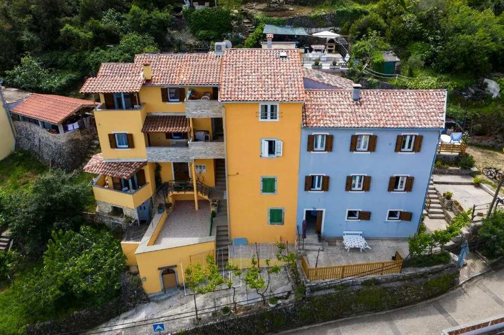 Apartments and rooms Roberto B.，位于瓦伦的酒店