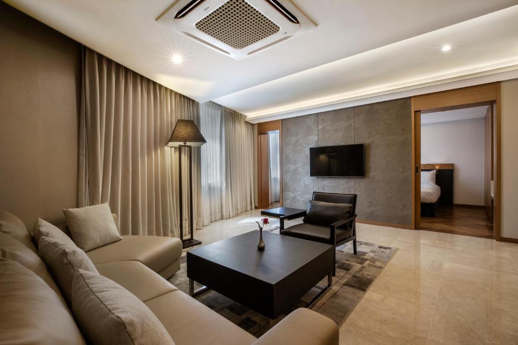 Shared lounge/TV area