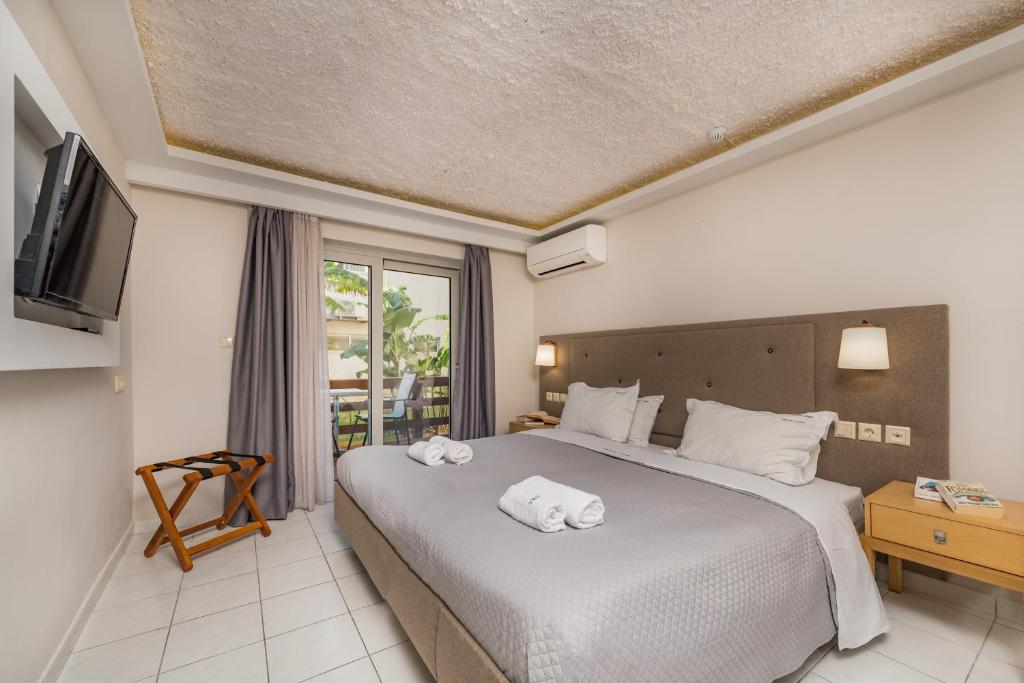 Crystal Beach Hotel — Hotel rooms in Kalamaki (Zakynthos), Ionian Islands