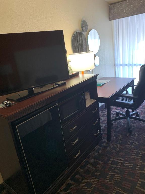 Howard Johnson by Wyndham Oklahoma City photo