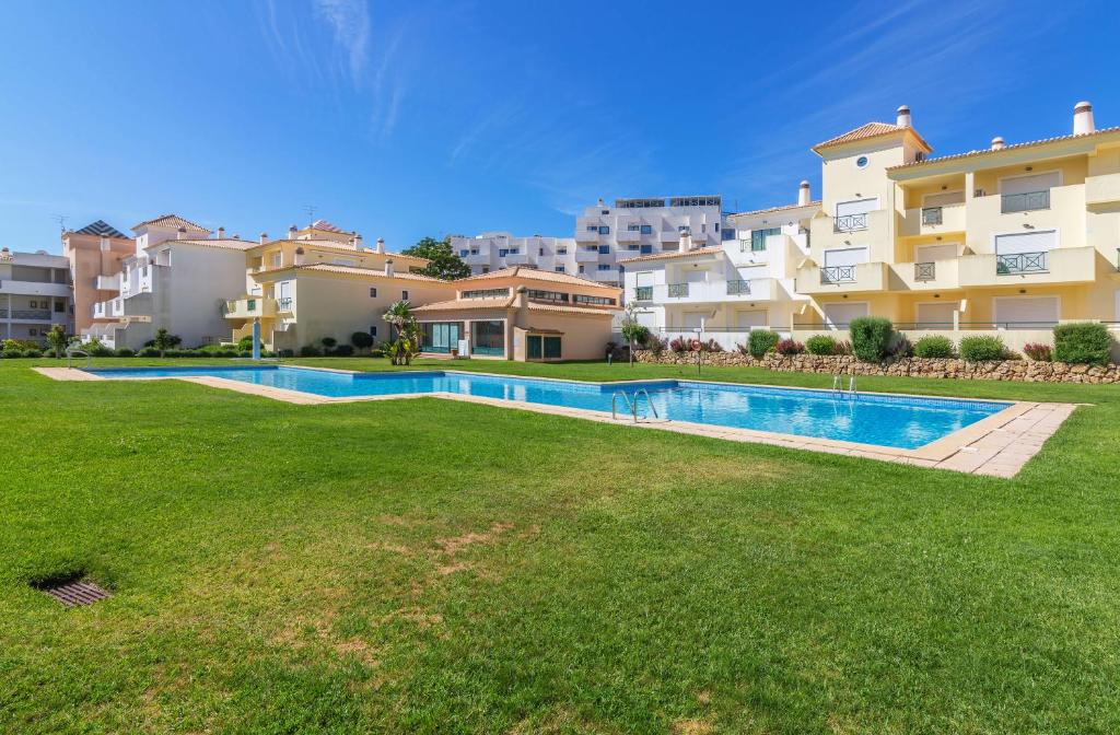 Swimming pool, Jardins Santa Eulalia by Garvetur in Albufeira