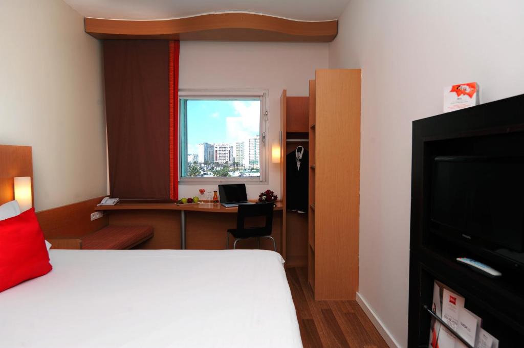 Shared lounge/TV area