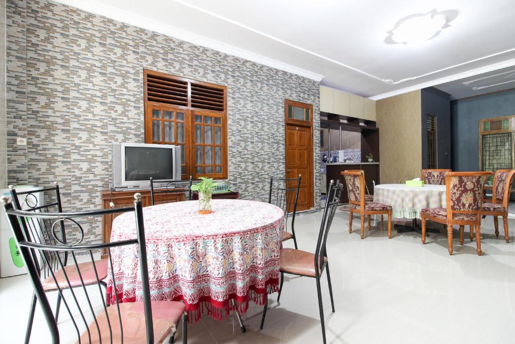 Restaurant, RedDoorz near Candi Ratu Boko in Yogyakarta