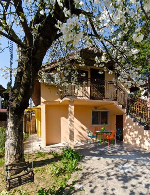 Cherry Tree Art House - 1