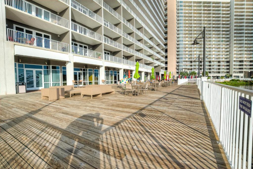 Laketown Wharf 929 By Aneliya photo