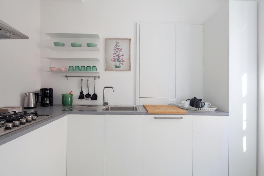"Vicolo Apartment" Two-story Apartment in the Pedestrian area, 1 AC Master BDR, 1 Single BDR, AC Sitting Room with Sofabed for two people, 2,5 BTH, Private Parking 600mt far just out of LTZ, easy to train and ferries, city life - 4