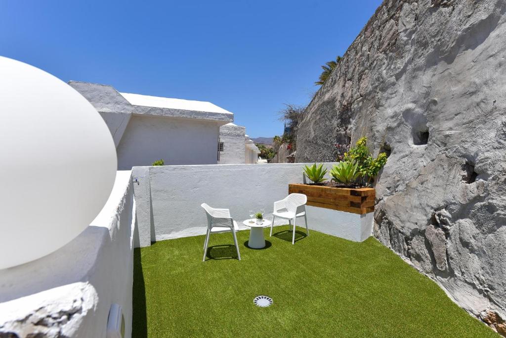 BeachFront Suites Morea Puerto Rico by VillaGranCanaria — Hotel building in Puerto Rico, Canary Islands