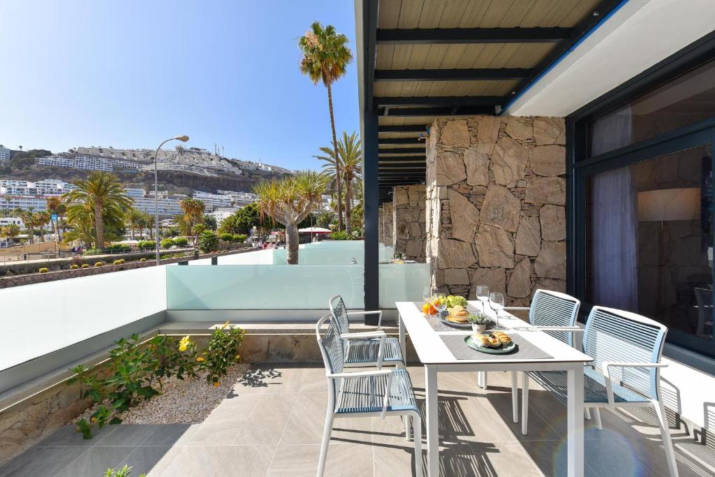 BeachFront Suites Morea Puerto Rico by VillaGranCanaria — Hotel building in Puerto Rico, Canary Islands