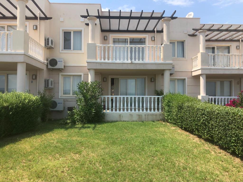 Flamingo Gol Manzarali Bahceli 2 1 Daire In Bodrum City Turkey Reviews Prices Planet Of Hotels