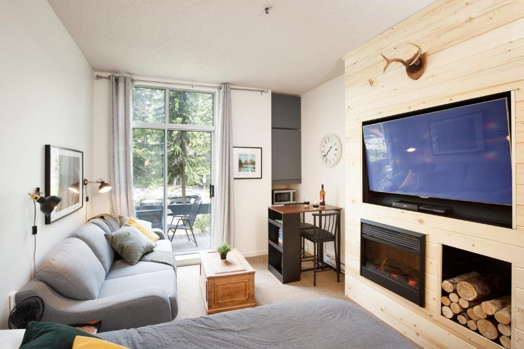 Impeccable Glacier Lodge Hotel Room w Pool+Hot Tub — Hotel in Whistler (BC)