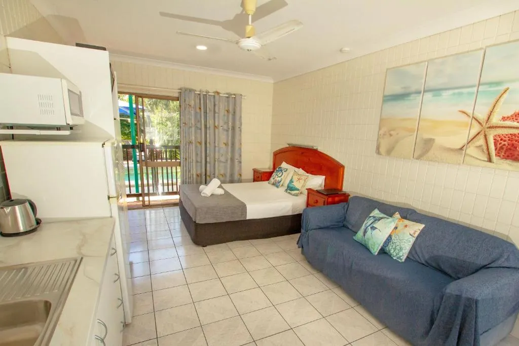 Tropical Palms Resort & 4WD Hire，位于Picnic Bay的酒店