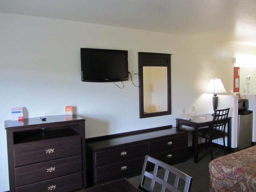 Howard Johnson by Wyndham Lubbock TX photo
