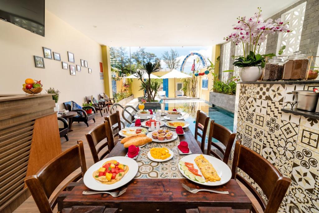 Private room at Hoi Ana Golden walls Homestay – Swimming pool